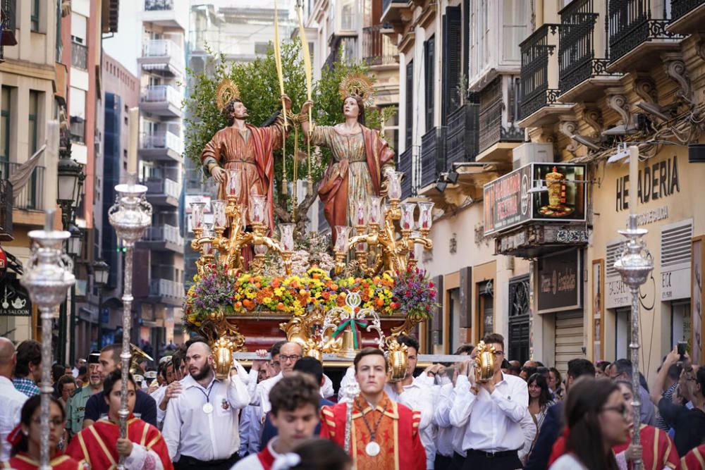 El trono con ambas imágenes ha salido del interior de la iglesia de los Mártires al ritmo de malagueñas y verdiales.