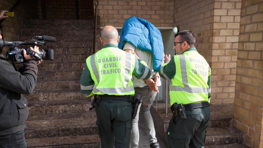 M. M. B., de 23 años, es conducido al juzgado de guardia.