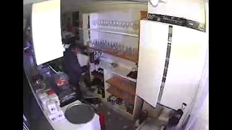 Vídeo | Así ha sido el robo en el bar Tristana, en Badajoz