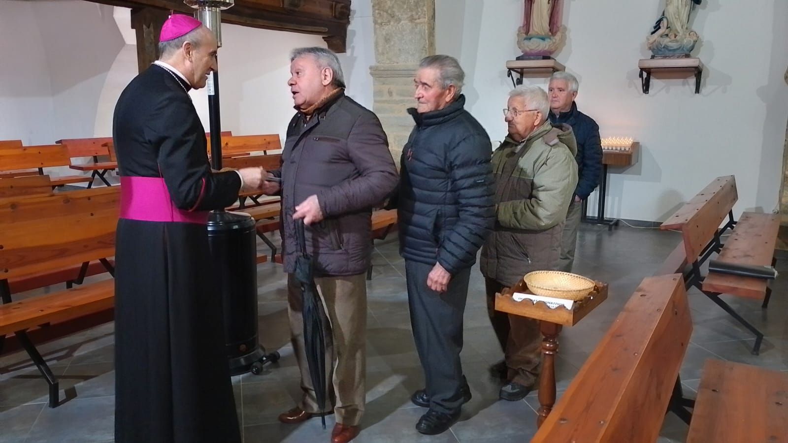 GALERÍA | El obispo recorre los pueblos del incendio