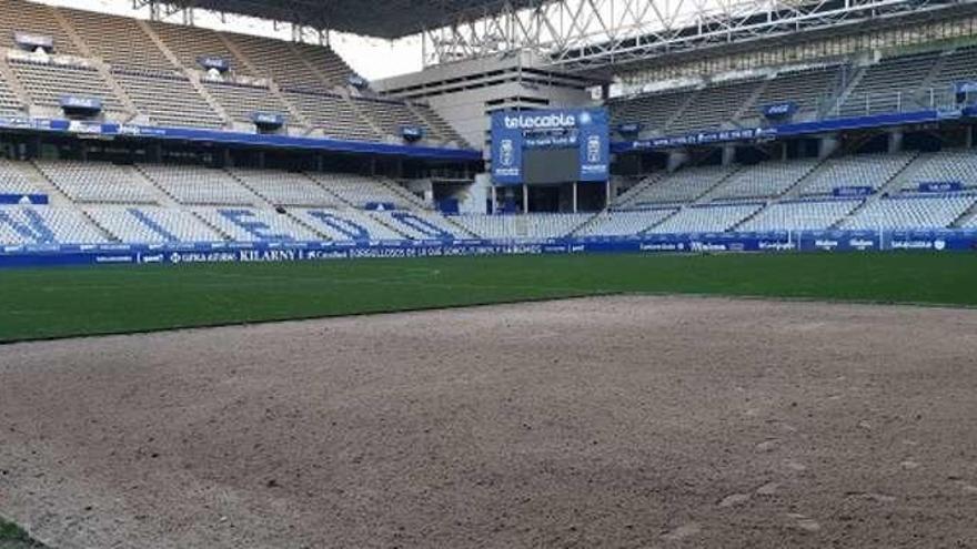 Imagen del Carlos Tartiere, ayer, con tepes levantados.