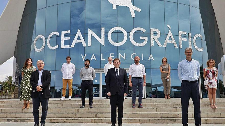 Joan Ribó, Ximo Puig y Antonio Martín, en primer término, en la presentación ayer en el Oceanogràfic.