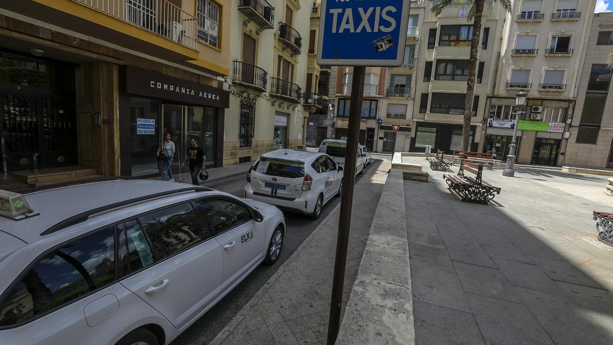 Parada de taxis en la plaza de La Merced de Elche en imagen de archivo