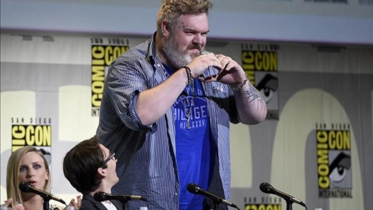 Kristian Nairn (Hodor), se dirige a los participantes en la Comic-Con tras ser aclamado.