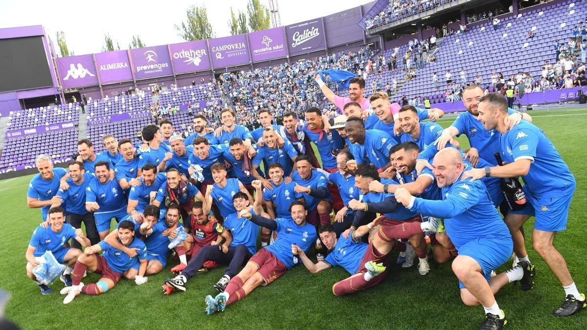 Los jugadores del Deportivo, celebrando el ascenso en Pucela