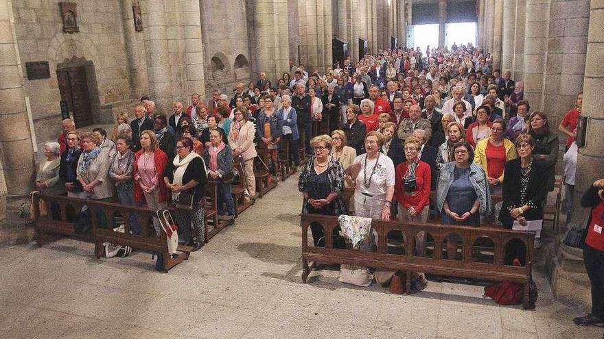 Devotos durante una misa celebrada en la Catedral de Ourense. // Iñaki Osorio