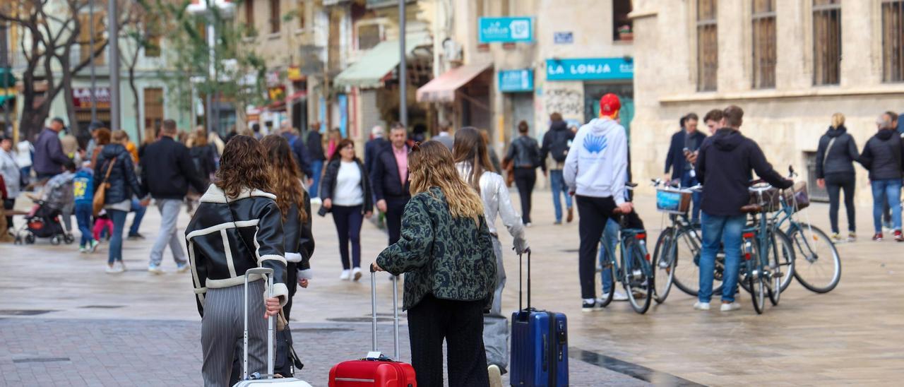 Turistas con sus maletas por el centro de València, el enclave más caro para los alquileres turísticos.