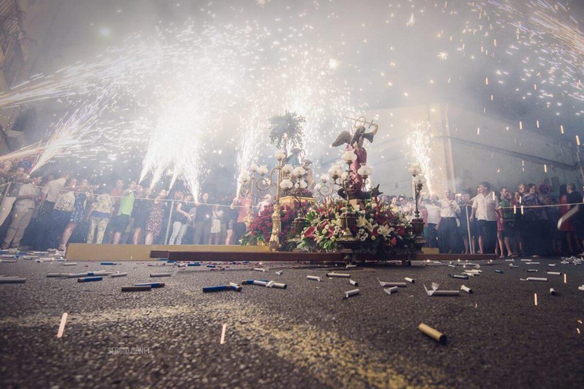 Los vecinos iluminan con fuegos artificiales el ncuentro entre Sant Miquel y la Divina Pastora