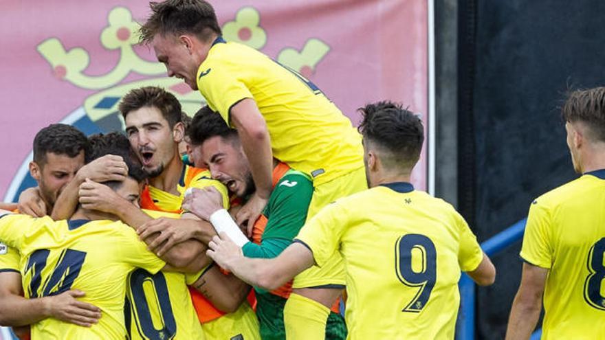 Los jugadores amarillos celebrando su tanto.