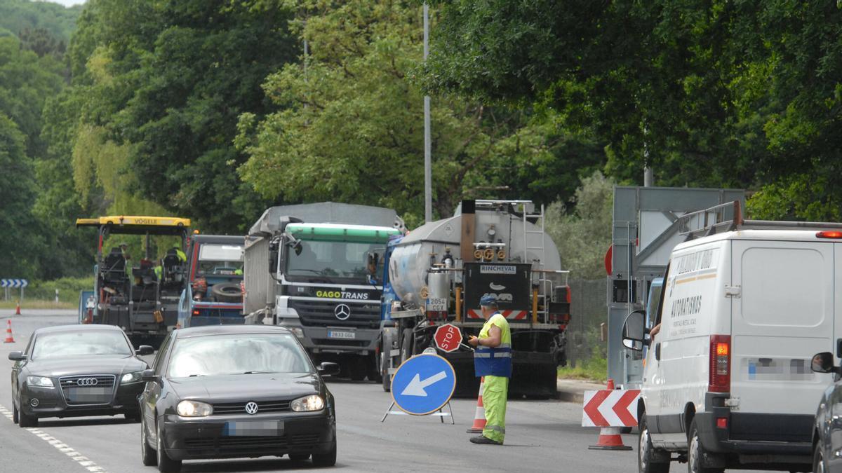 Trabajadores en la mejora de una carretera nacional en Lalín