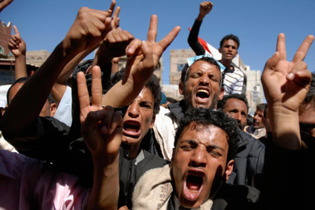 Joves iemenites protesten en contra del govern d’Ali Abdullah Saleh, a Sanà (Iemen).