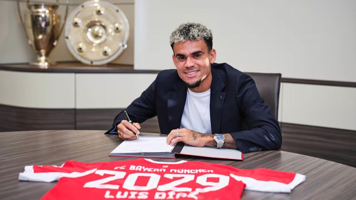 Luis Díaz firmando el contrato con el Bayern de Munich