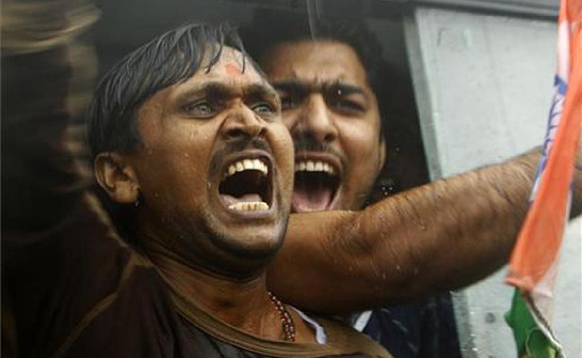 Un partidari d’Anna Hazare, activista anticorrupció detingut dimarts passat, crida consignes a favor de l’alliberament d’aquest a Nova Delhi (Índia).