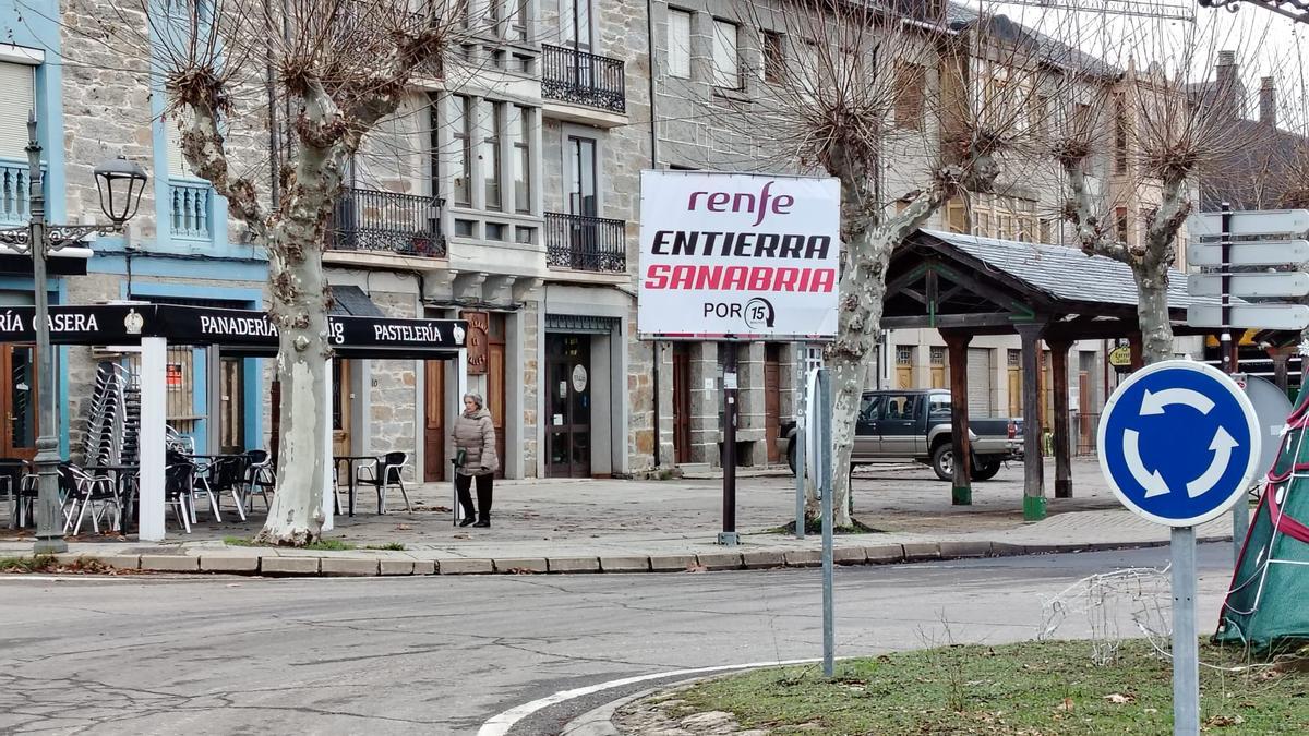 Pancarta reivindicativa "Renfe entierra Sanabria por 15 minutos" instalada en El Puente.