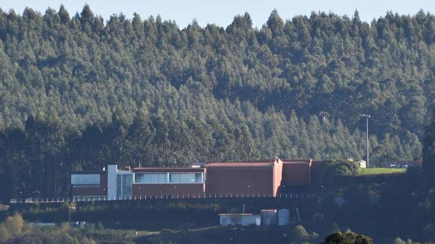 Vista general de la bodega Vionta, situada en la parroquia de Simes (Meaño). // Iñaki Abella