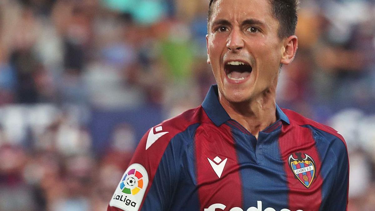 Pablo Martínez celebra un gol con el Levante UD.  | J.M. LÓPEZ