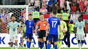 El árbitro del partido Espen Eskas rodeado de jugadores tras anular el segundo gol de Croacia.