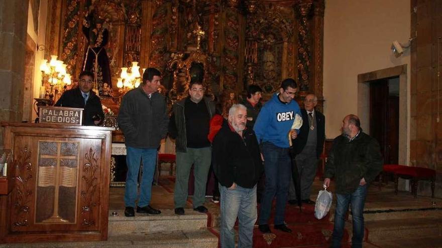 Miembros de la junta de la Real Hermandad y voluntarios, ayer, tras anunciar que se suspendía la procesión.