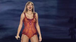 Taylor Swift durante su actuación en Le Defense Arena de París, como parte de su Eras Tour.