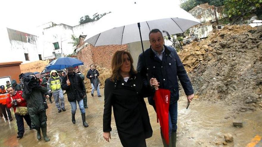 La presidenta de la Junta de Andalucía, Susana Díaz hoy en San Roque (Cádiz) durante su visita por segundo día consecutivo a los lugares afectados por las inundaciones causadas por el temporal en las provincias de Málaga y Cádiz.