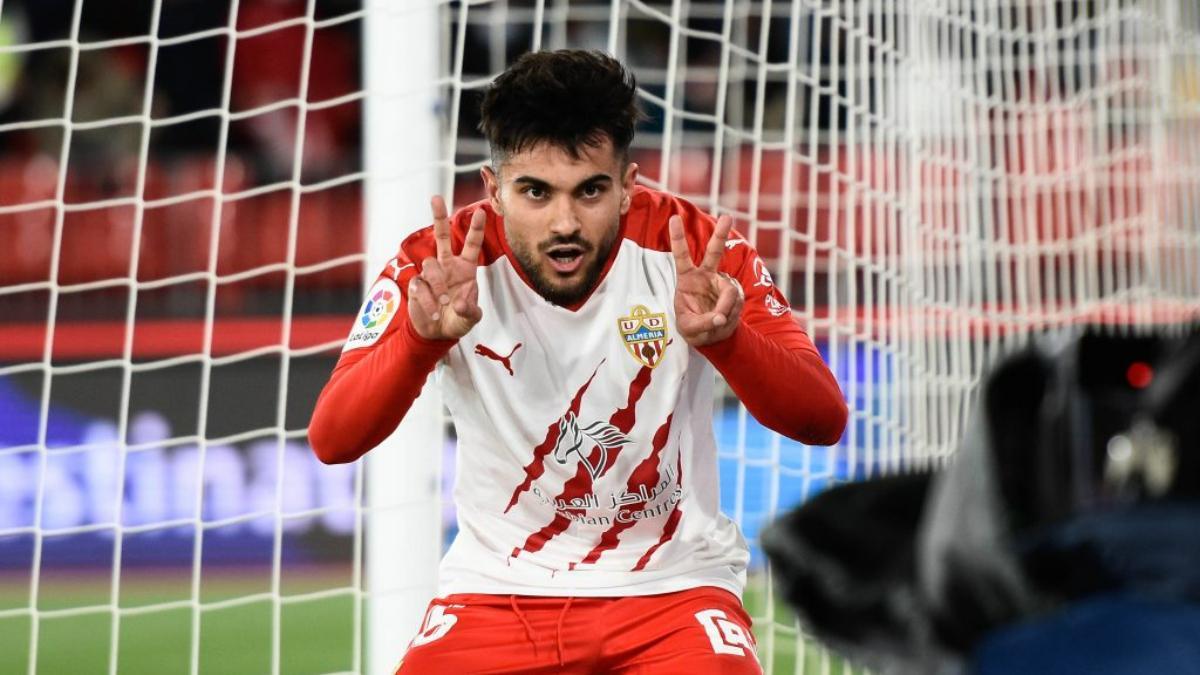 Puigmal celebra un gol con el Almería