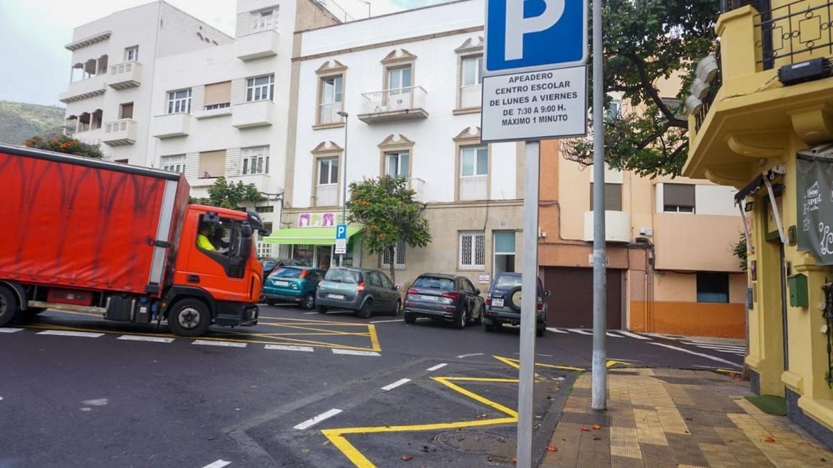 Un camión circula por una calle de Tenerife.