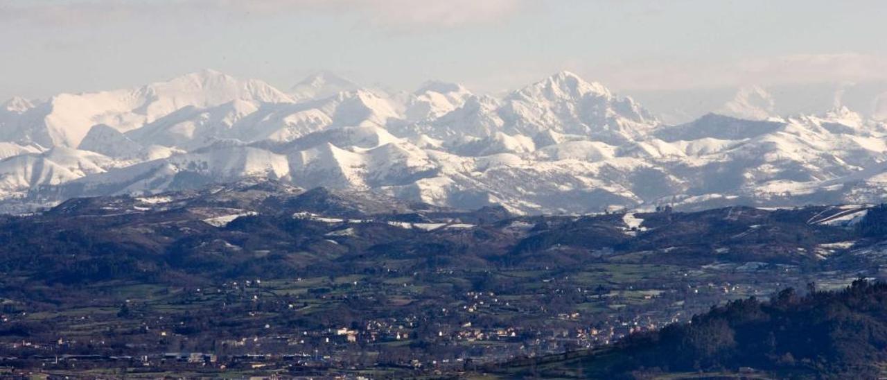 Vista de Llanera con el Aramo al fondo