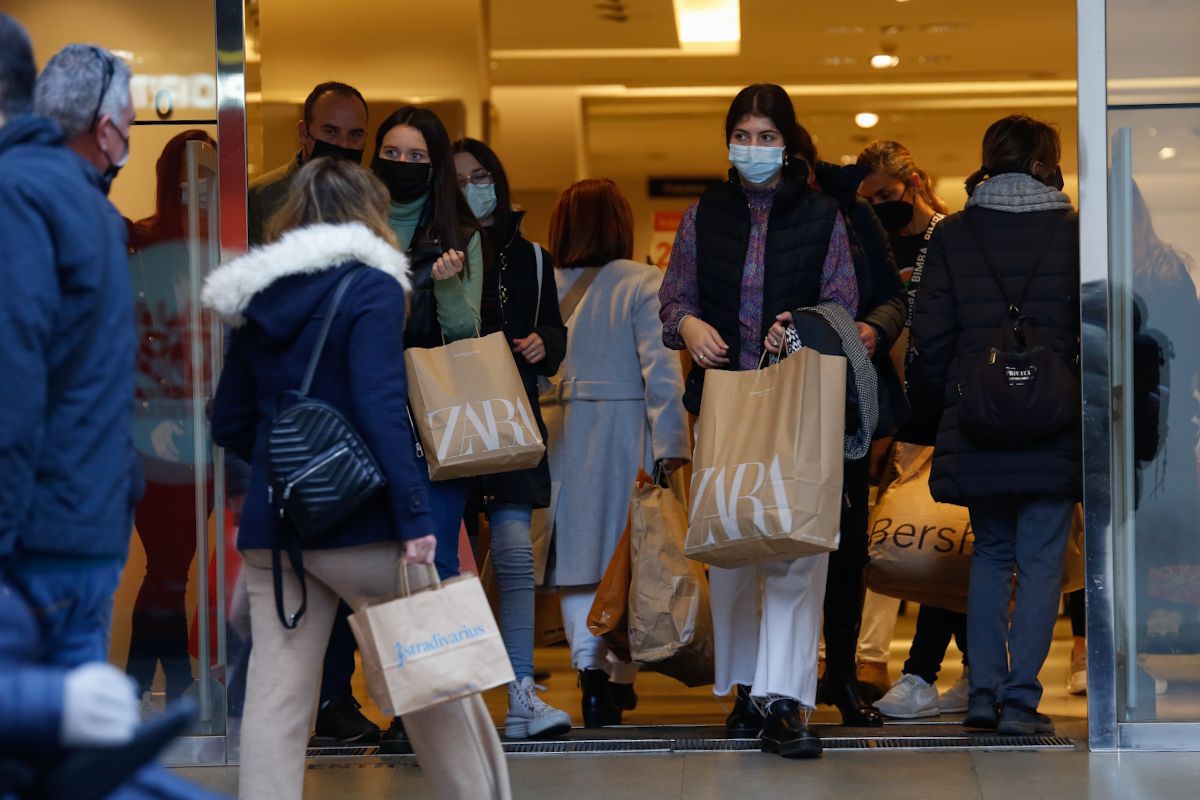 Afluencia y colas en el inicio de las rebajas de Enero