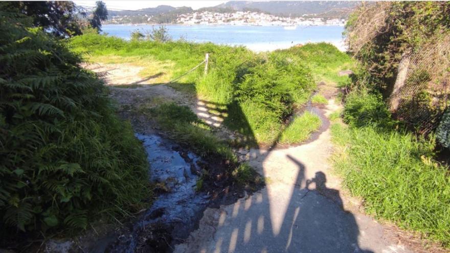 Vecinos denuncian el mal estado de los accesos y de la propia playa de Arneles