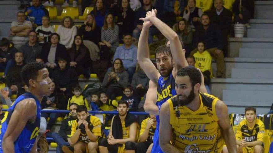 Yago Estévez, rodeado de contrarios, durante un lance del partido de ayer. // Noé Parga