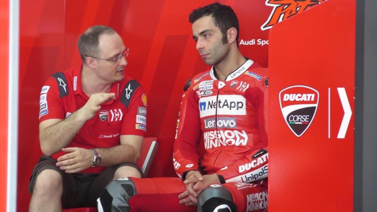 El italiano Danilo Petrucci (Ducati), que hoy ha mejorado el récord de Jorge Lorenzo en Malasia, conversa con uno de sus técnicos.