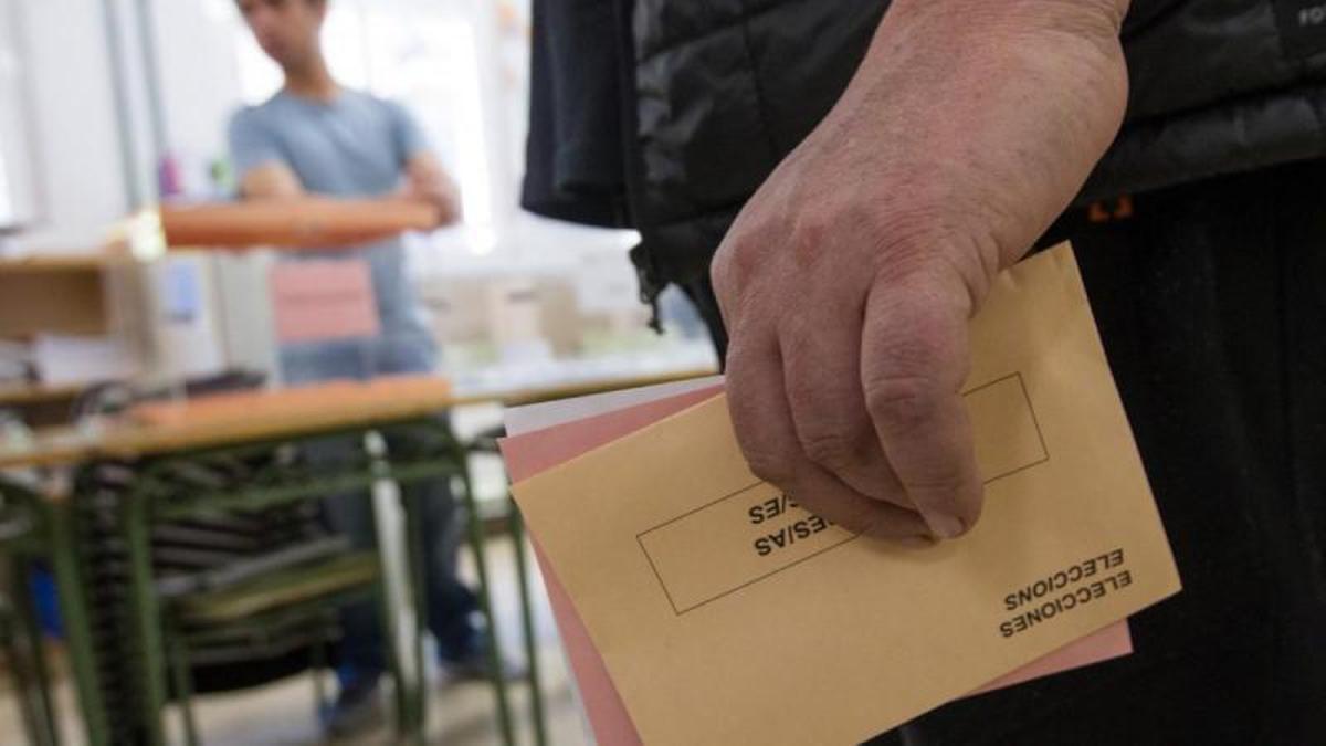 Papeletas electorales en un colegio durante las pasadas elecciones. | INFORMACIÓN