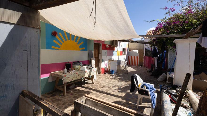 Macrodesalojo de un poblado ilegal con infraviviendas y caravanas en la ciudad de Ibiza