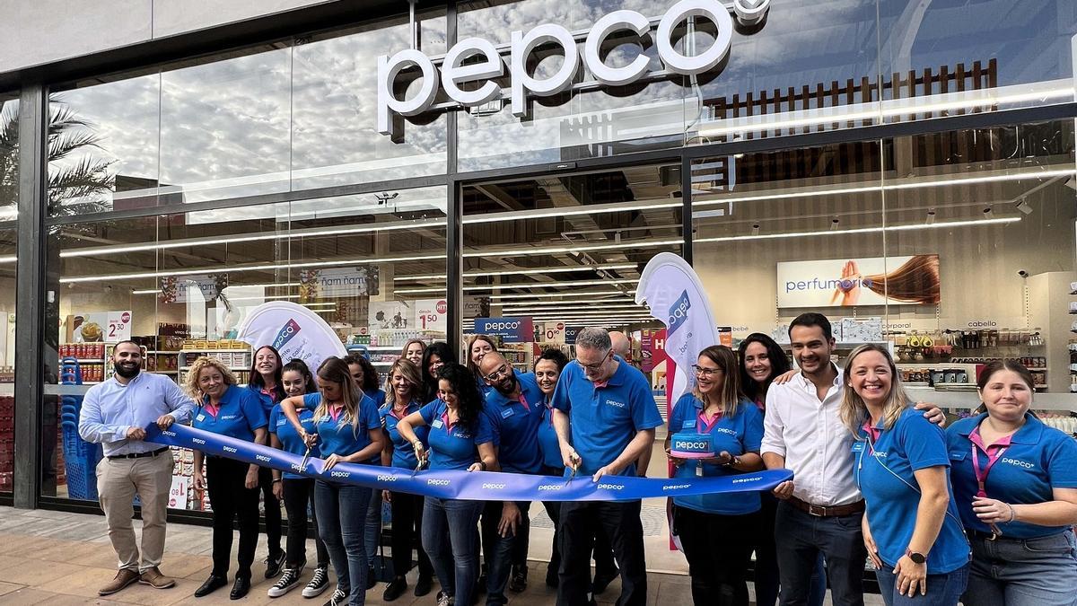 Los trabajadores de Pepco en el acto de apertura de la nueva tienda en el centro comercial Los Patios de Málaga.