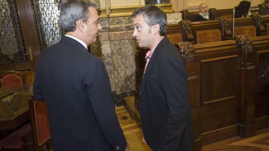 José Manuel García y Xulio Ferreiro conversan antes de comenzar un pleno del Concello.