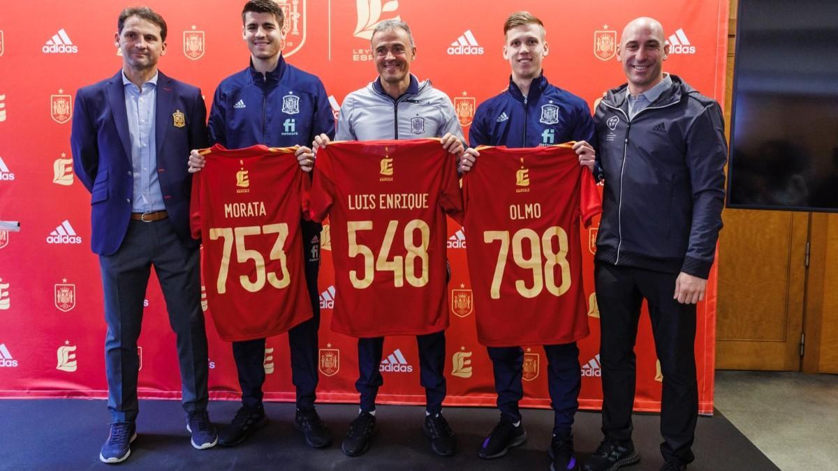 Morata, Luis Enrique y Dani Olmo con su camiseta de Leyendas