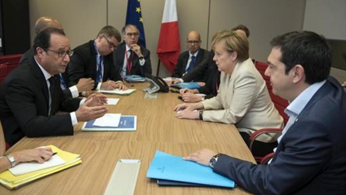 Tsipras, con Merkel (a su derecha) y Hollande (en frente), ayer, en Bruselas.