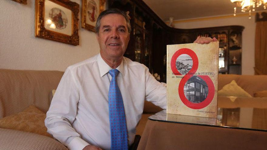 Arriba: Cristóbal Aragón, uno de los exdirectores que ha tenido Fujitsu en Málaga, con el libro sobre la historia de la factoría. Abajo: La fábrica, bajo su denominación inicial de Secoinsa.