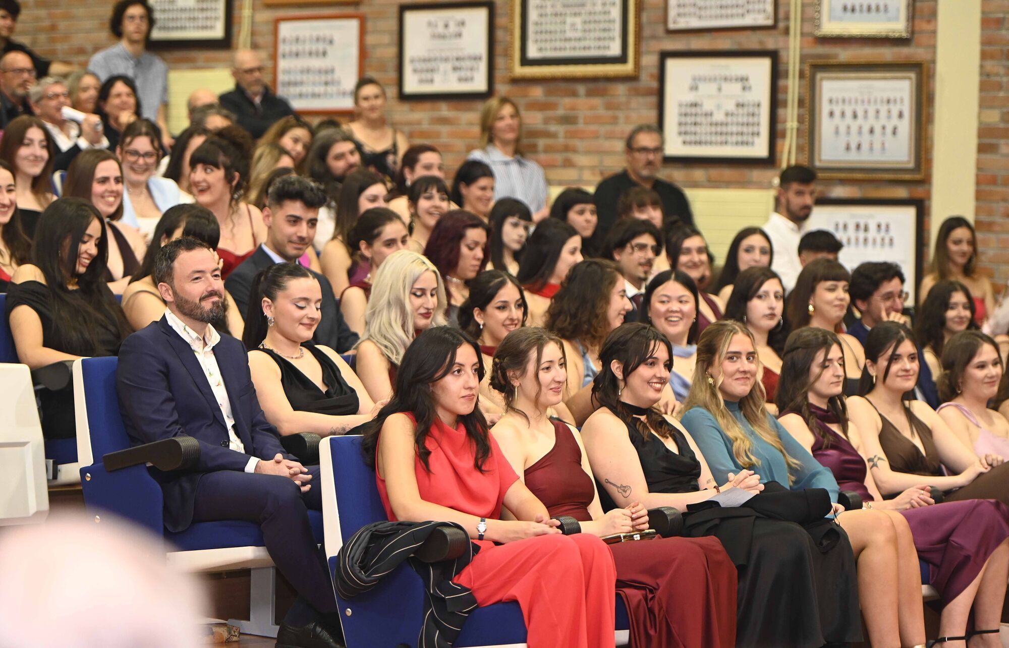 Las últimas promociones de los grados en Traducción e Interpretación, Filología Aplicada Gallega y Española y Lenguas Extranjeras recogieron sus diplomas 