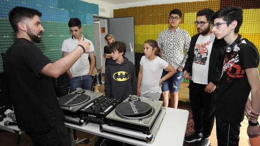 Arranca el taller de pinchadiscos en el Espazo Xove - Media docena de jóvenes acudió ayer a la primera sesión del taller de DJ&#039;s que acoge hasta el viernes el Espazo Xove de Lalín. El edil de Xuventude, Avelino Souto, estuvo presente en la inauguración del taller. En julio habrá otras dos aulas, una sobre arte urbana y otra sobre manga.
Foto: Bernabé/Javier Lalín