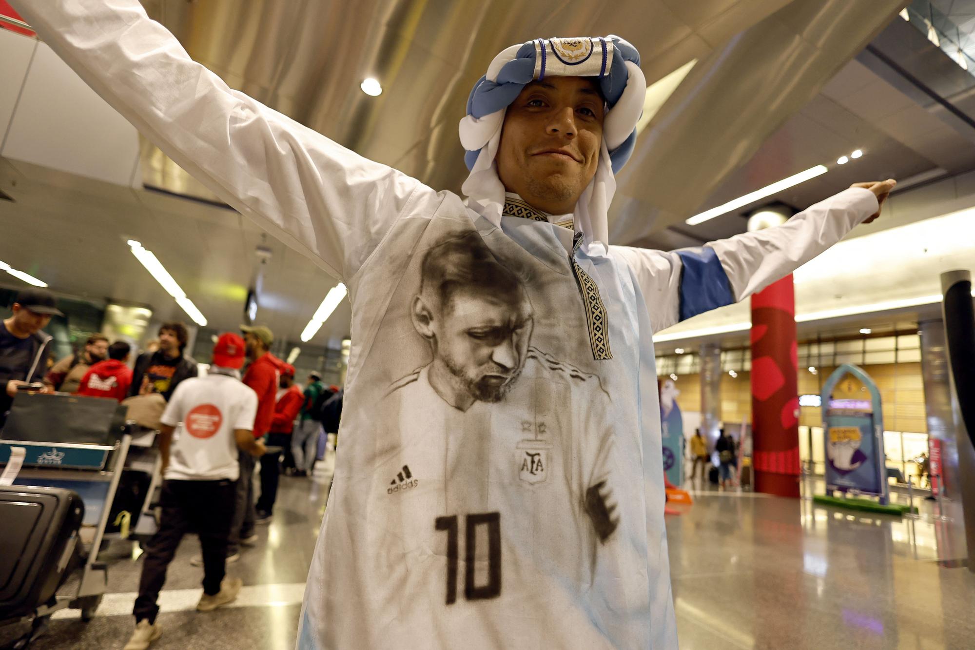 Un aficionado qatarí celebra la llegada de Messi al país.