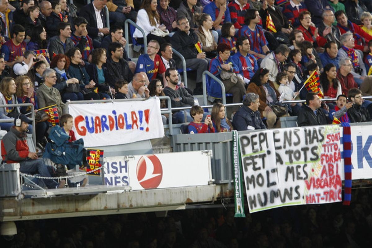 La afición azulgrana ha rendido tributo a Guardiola con decenas de pancartas en el Camp Nou.