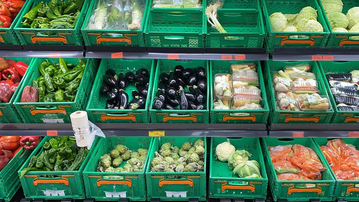 Verduras y hortalizas en un supermercado.