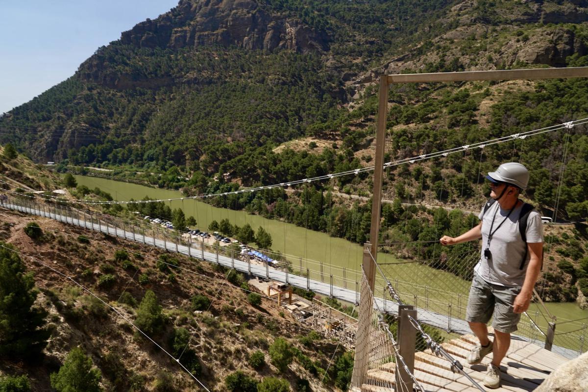 El presidente en funciones de la Junta de Andalucía, Juanma Moreno, inaugura el puente colgante del Caminito del Rey, en Ardales (Málaga)