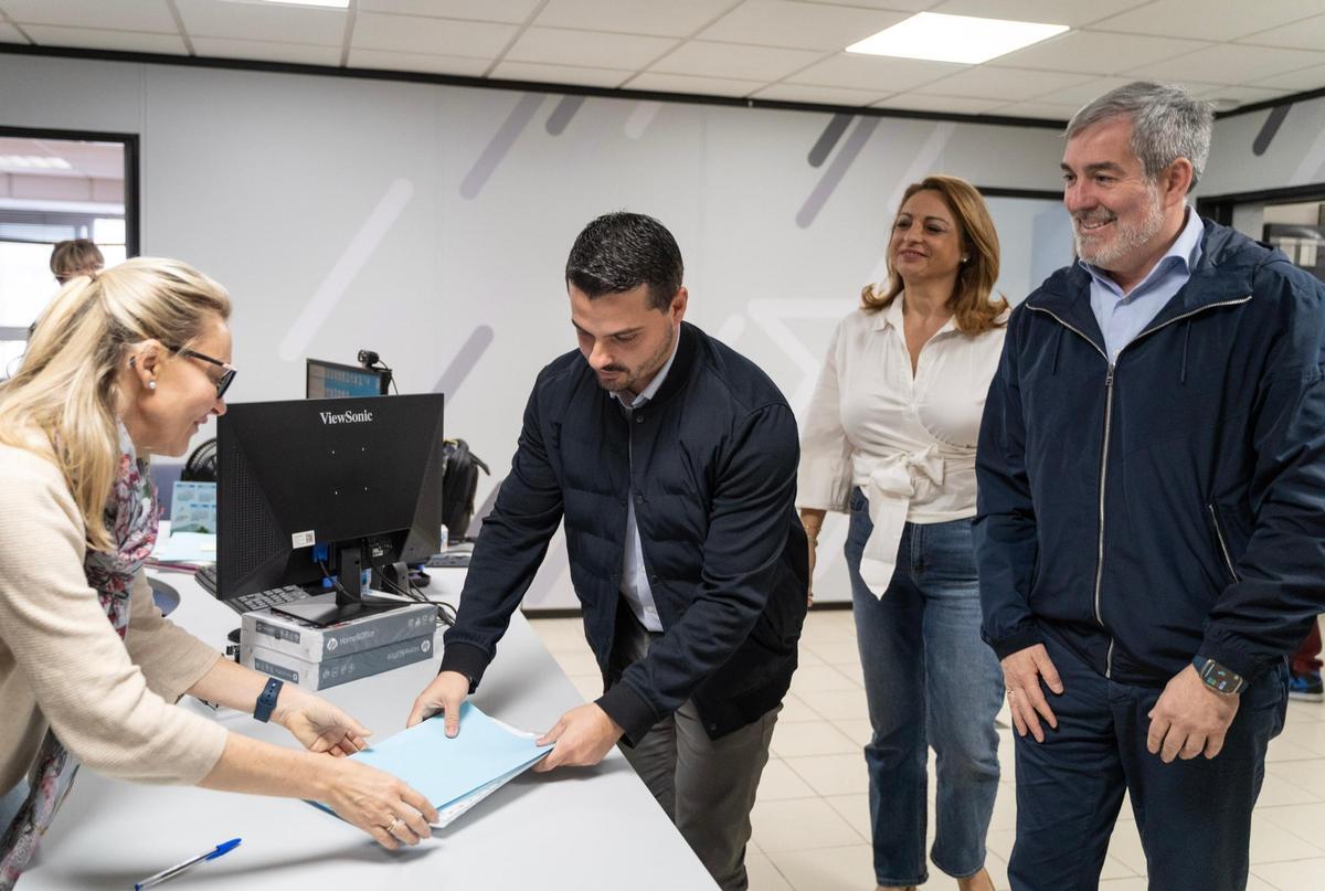 David Toledo registrando la candidatura en presencia de Fernando Clavijo y Cristina Tavío.