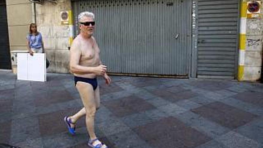 Un hombre paseando ayer por una calle de Alicante