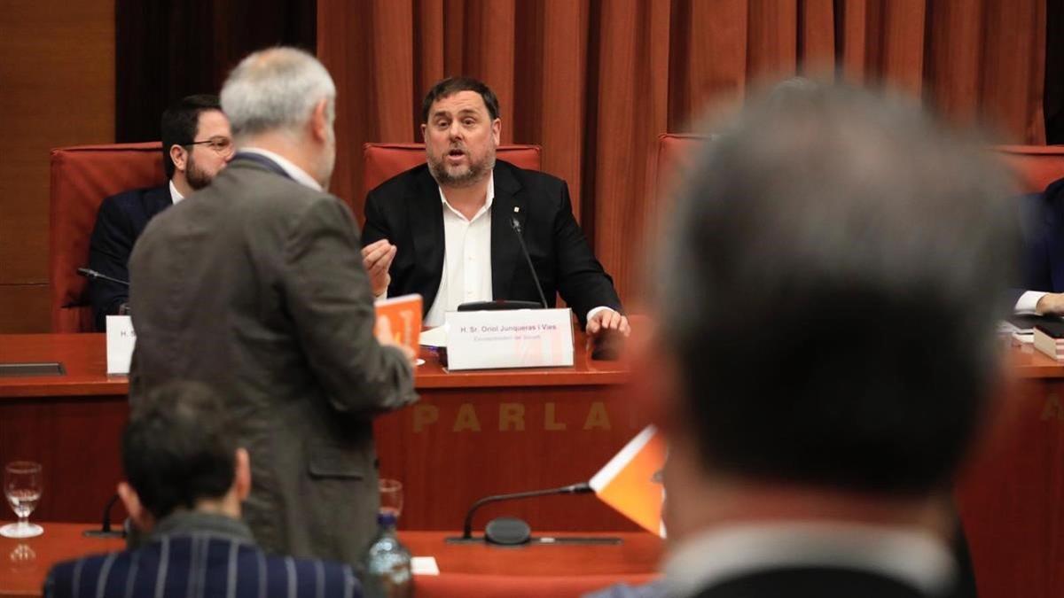 Oriol Junqueras declara ante la comisión de investigación de la cámara catalana sobre la aplicación del articulo 155 de la Constitución. En la foto los  la Constitucion  En la foto los diputados de Ciudadanos Carrizosa y Roldan abandonan la comision