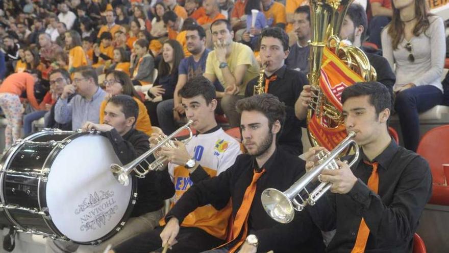 Una charanga animó desde la grada durante todo el partido.