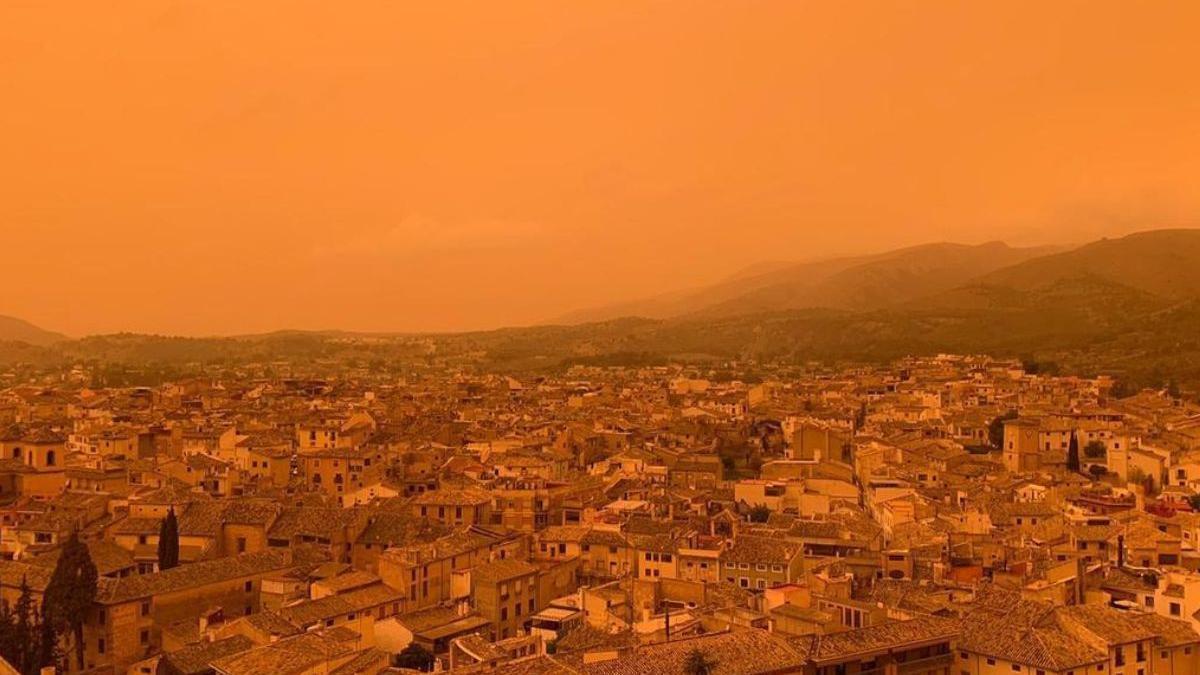 El cielo de la Región, teñido de naranja debido a la calima