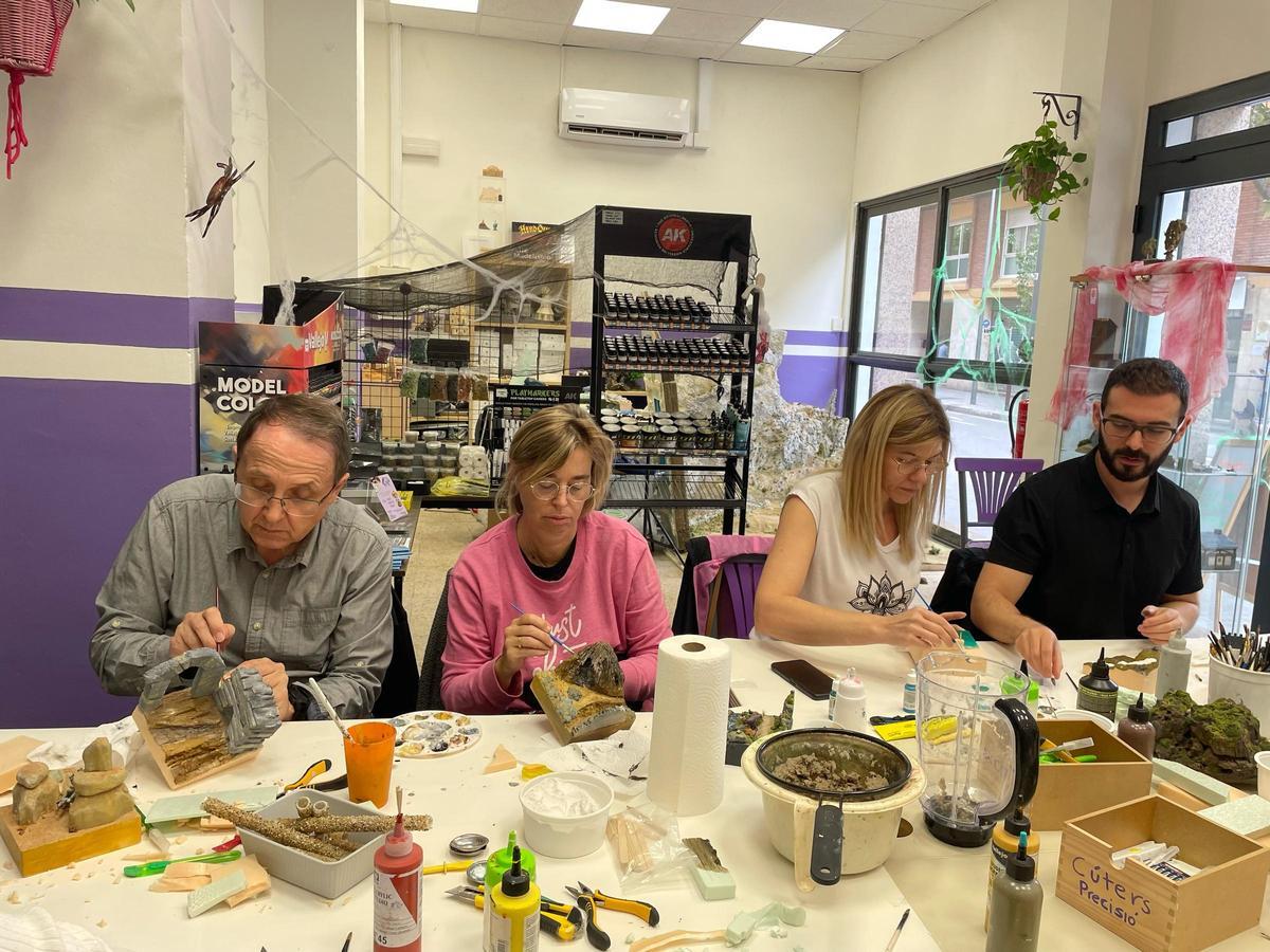Participantes en una de las sesiones de maquetas de Picoypincel en su sede de Sant Andreu.